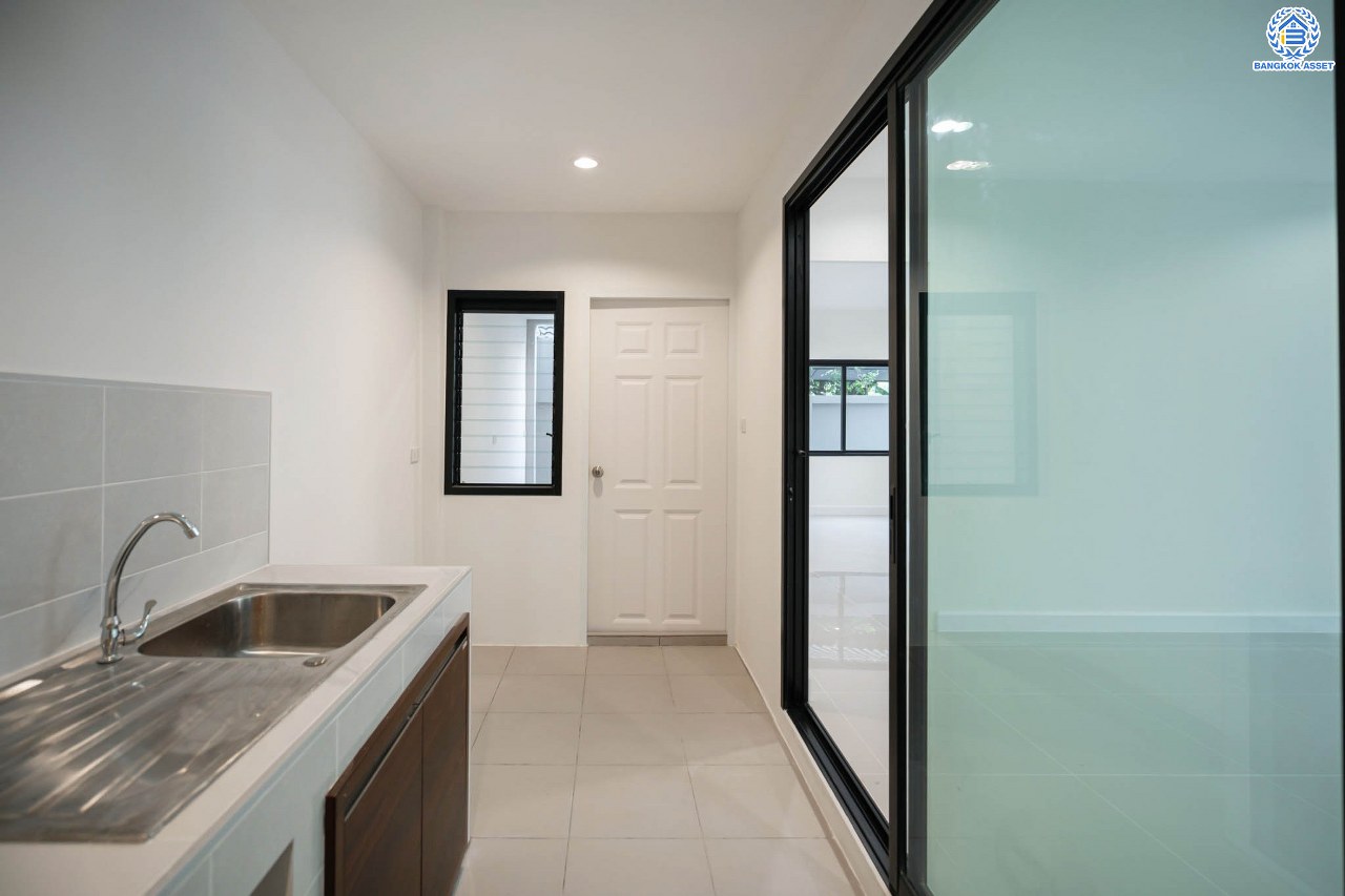 บ้านมือสองตกแต่งใหม่ โครงการ บูรพาวิลล่า3 บรมราชชนนี เนื้อที่ 60 ตร.ว. ฟังก์ชันครบ 4 ห้องนอน 3 ห้องน้ำ 1 ห้องอเนกประสงค์ 2 ที่จอดรถ บ้านสวยสภาพดี พร้อมเข้าอยู่ บนทำเลศักยภาพเข้า-ออกได้หลายเส้นทาง ใกล้รถไฟฟ้าสายสีน้ำเงิน "สถานีไฟฉาย" และทางด่วน "ศรีรัช"